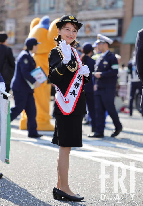 あみ〜ゴ”鈴木亜美が18年ぶりの一日警察署長 膝丈タイトスカートで笑顔