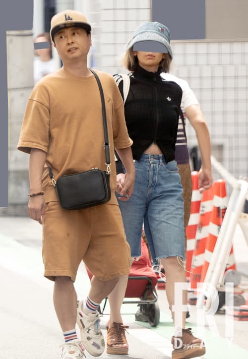変装なしで商店街を堂々と…!『次長課長』河本準一「再起を支える新恋人」との手つなぎデート写真(FRIDAYデジタル)|dメニューニュース(NTTドコモ)