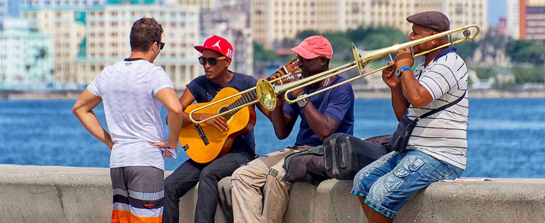 Musicians performing on the Malecón