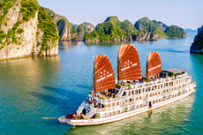 Victory Star Cruise by Bai Tho Junks