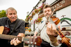 Musicans performing at Johnnie Fox's Pub, Dublin © Tourism Ireland