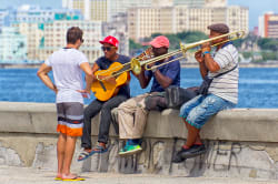 Musicians performing on the Malecón 