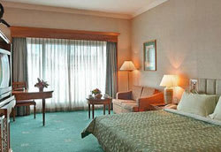 Crowne Plaza Riverside guest room