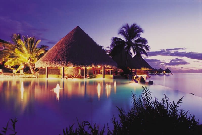 Le Lotus Swim-up Bar