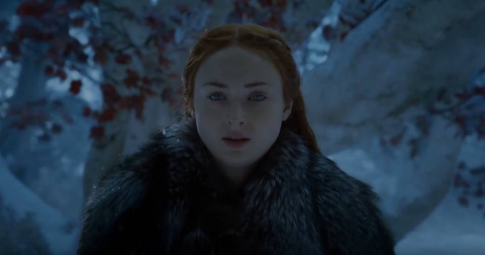 Sansa, di Winterfell dengan background weirwood