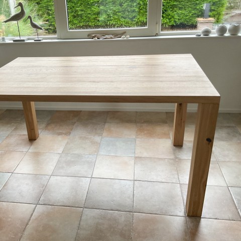 ref-1781526581-et01-esstisch