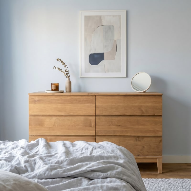 Sideboard mit sechs Schubladen auf konischem Untergestell, Frontansicht