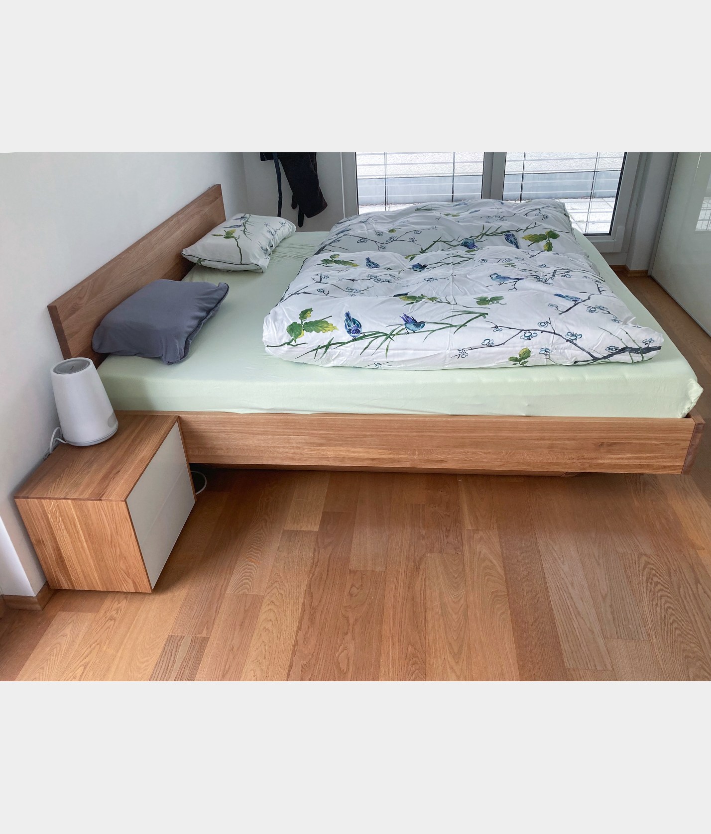 bett-mit-stauraum-und-schubk-sten-aus-massivholz-frohraum