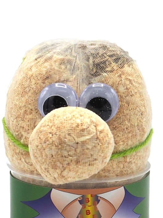 Cara crece pelo césped