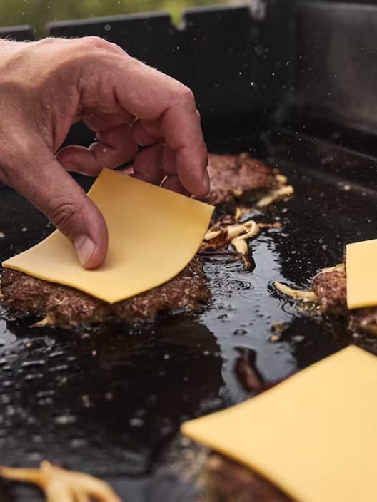 Barbacoa Weber® de gas Spirit E-425 con plancha de regalo