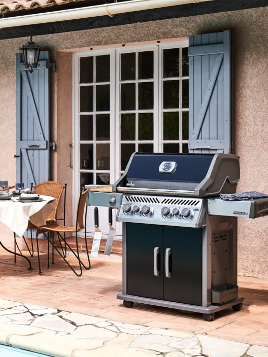 Barbacoa Napoleón de gas Rogue PRO-S 525