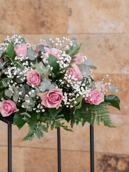 Centro Alargado de Rosas y Paniculata Blanca – Todos los Santos