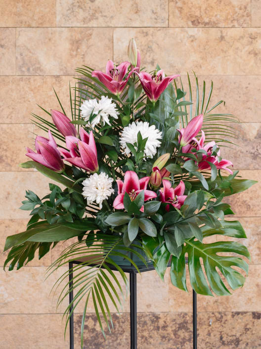 Centro Piramidal de Lilium y Crisantemos Blancos – Todos los Santos