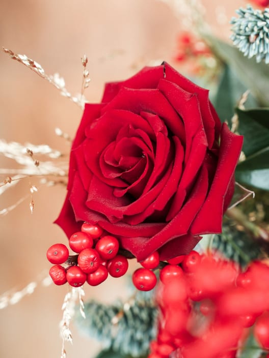 Ramo Ecos de Navidad entre Rosas y Bayas