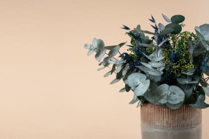 Taller de centro de mesa con flor seca y preservada