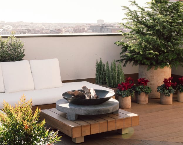 Mesa decorada con plantas de otoño