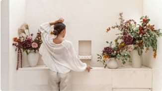 Persona de espaldas con decoración floral