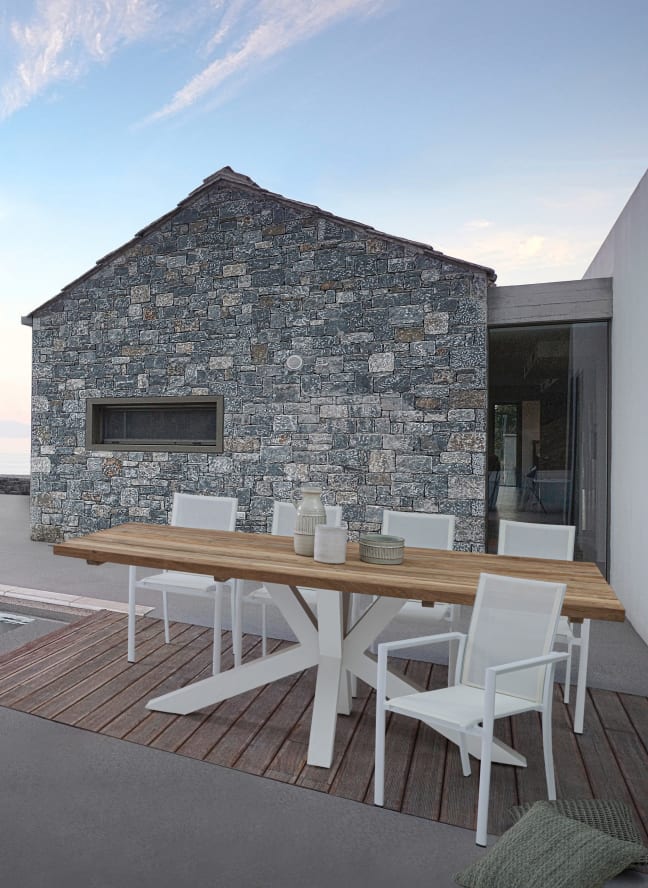 Mesa en exterior de casa