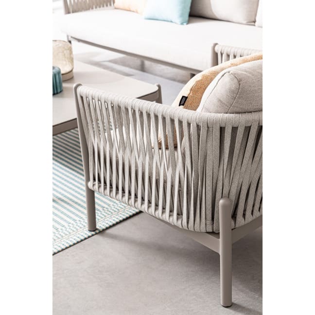 Silla junto a mesa