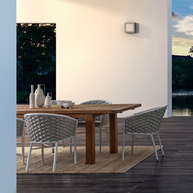 Mesa de comedor en porche exterior