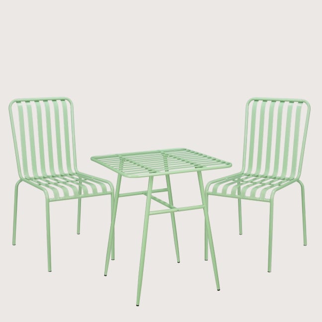 Sillas y mesa verdes de metal