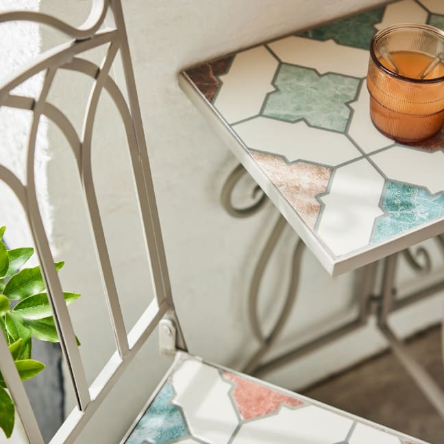 Silla junto a mesa