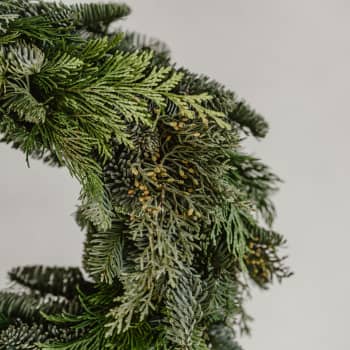 Corona natural de ramas de abeto y tuya (media cara)