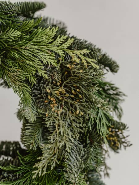 Corona natural de ramas de abeto y tuya (media cara)