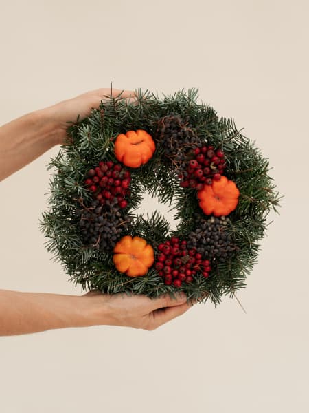 Corona natural de navidad con frutos