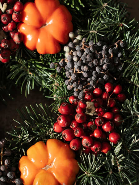 Corona natural de navidad con frutos