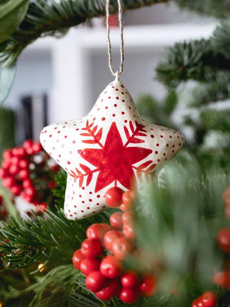Adorno Colgante Estrella en Papel Maché blanca y roja