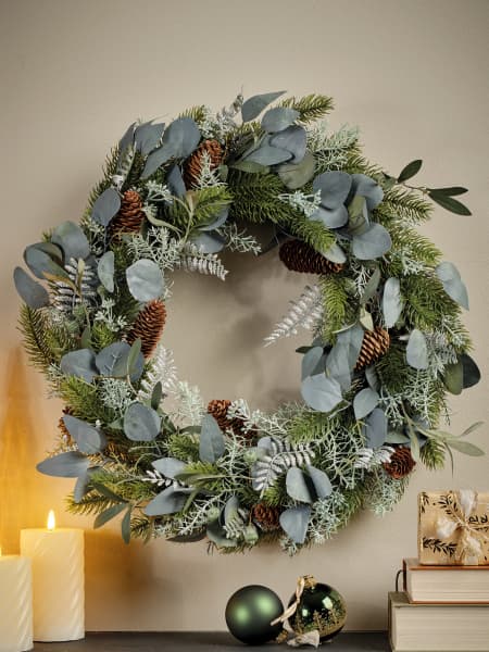 Corona artificial de Navidad - Hojas plateadas con piñas