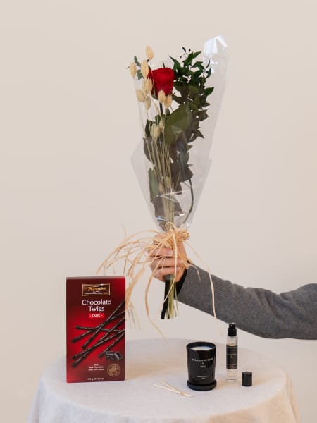 Ramo San Valentín rosa preservada vestida