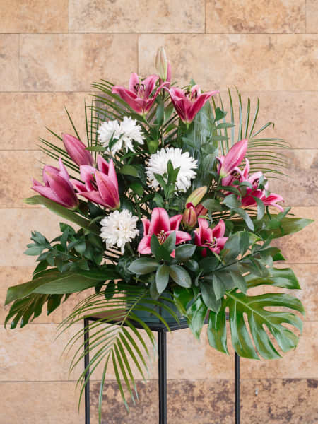 Centro Piramidal de Lilium y Crisantemos Blancos – Todos los Santos