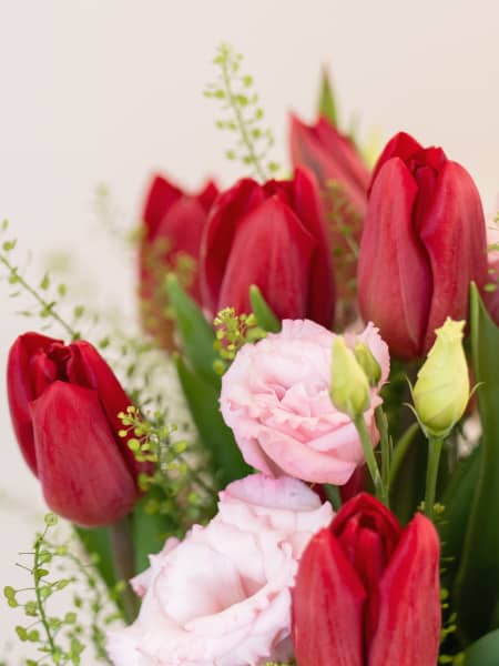 Ramo San Valentín 20 tulipanes con lisiantus