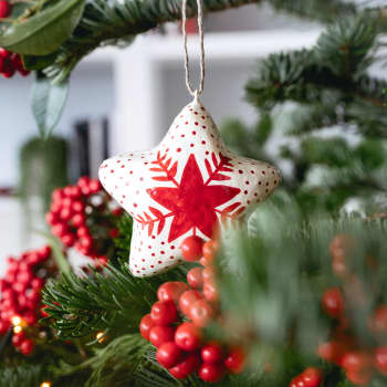 Adorno Colgante Estrella en Papel Maché blanca y roja