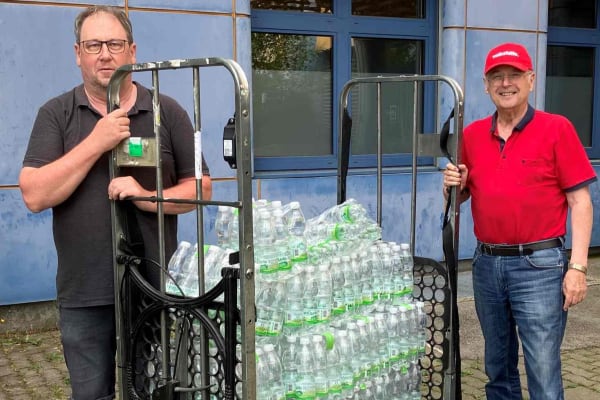Anton Paltram und Egon Englisch bei der Aktion Mineralwasser