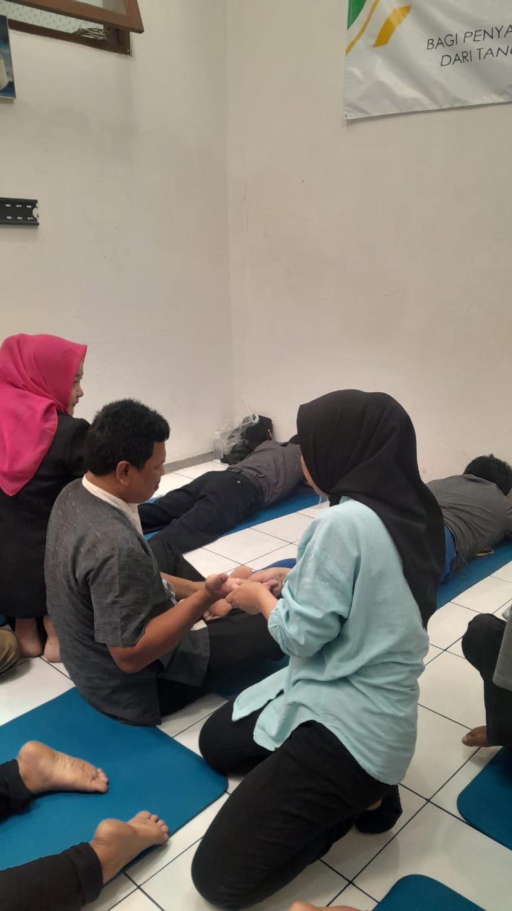 PELATIHAN TERAPIS PIJAT BAGI PENYANDANG DISABILITAS DI LPK MCM
