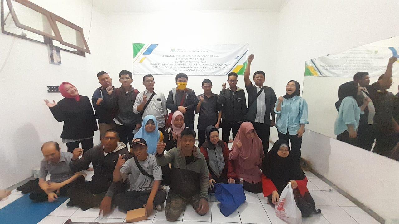 PELATIHAN TERAPIS PIJAT BAGI PENYANDANG DISABILITAS DI LPK MCM