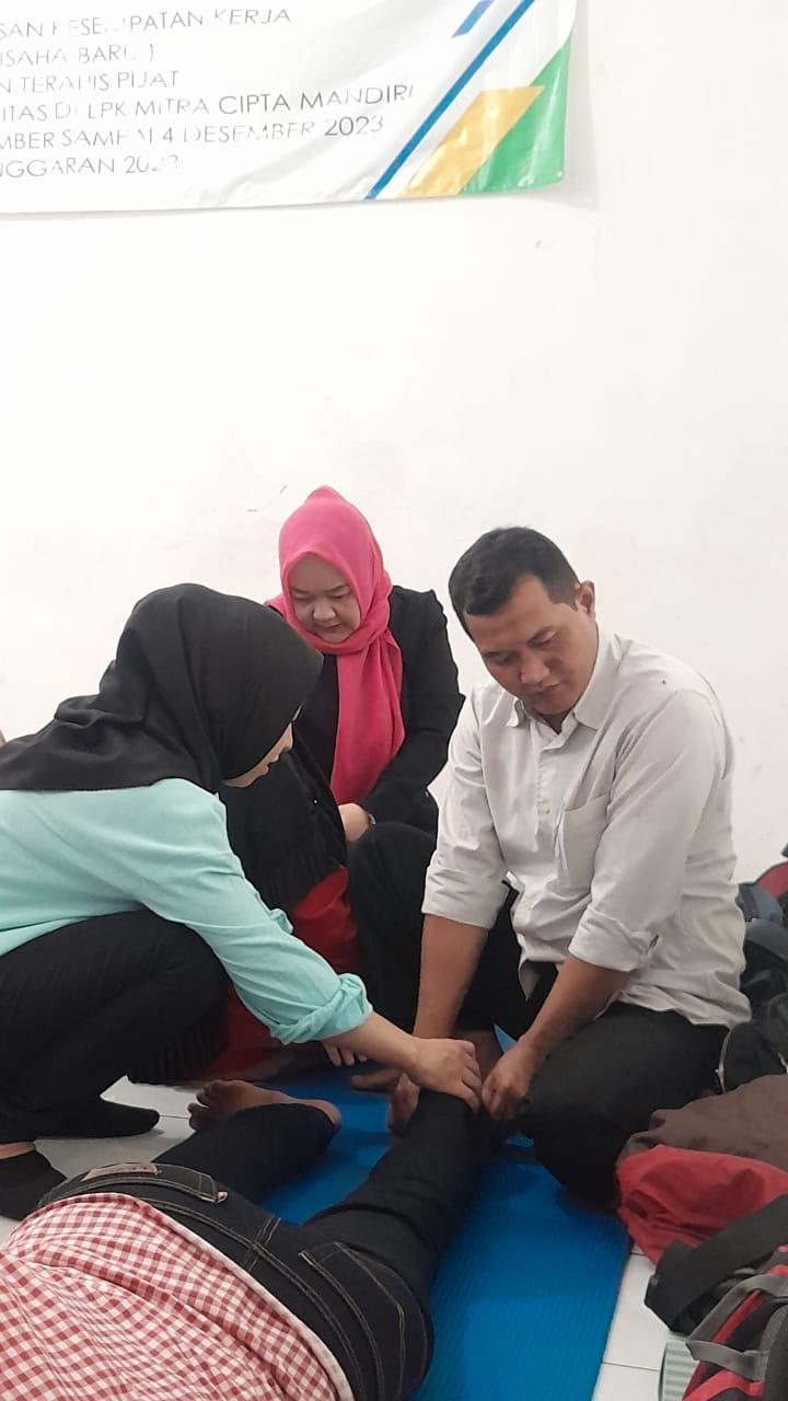 PELATIHAN TERAPIS PIJAT BAGI PENYANDANG DISABILITAS DI LPK MCM