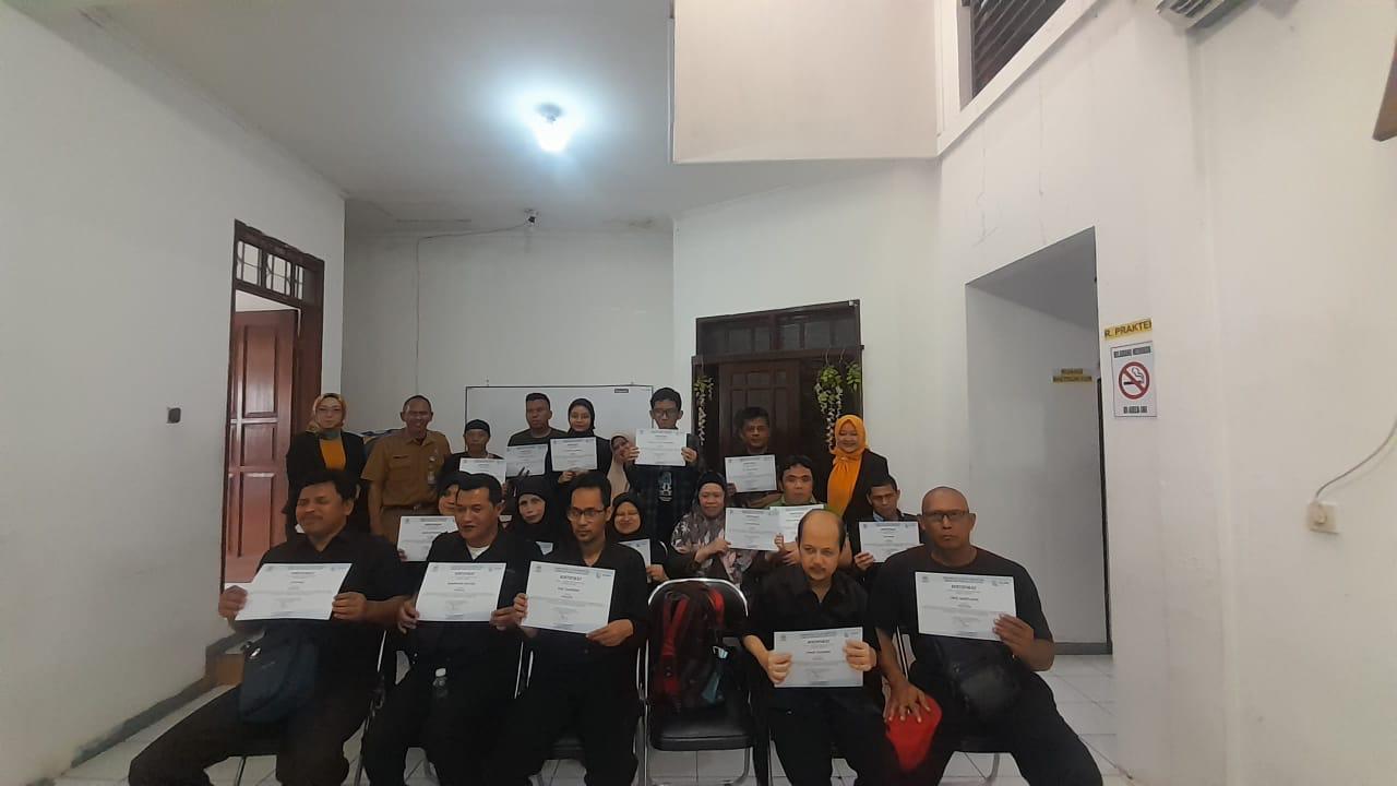 PELATIHAN TERAPIS PIJAT BAGI PENYANDANG DISABILITAS DI LPK MCM