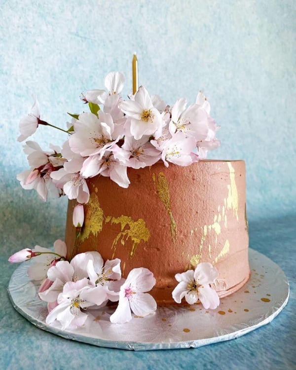 Tort cu blaturi de cacao, umplutură de mandarine, cremă de smântână și frișcă