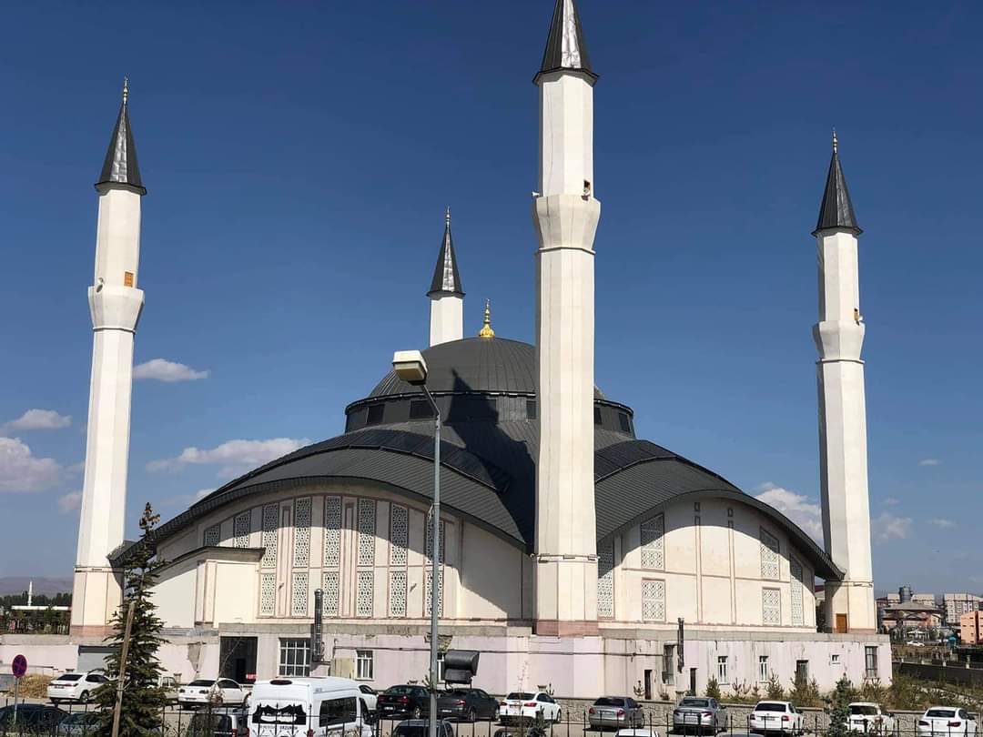 Ağrı Merkez Ulu Camii — Ağrı kültürel ve dini yapılar