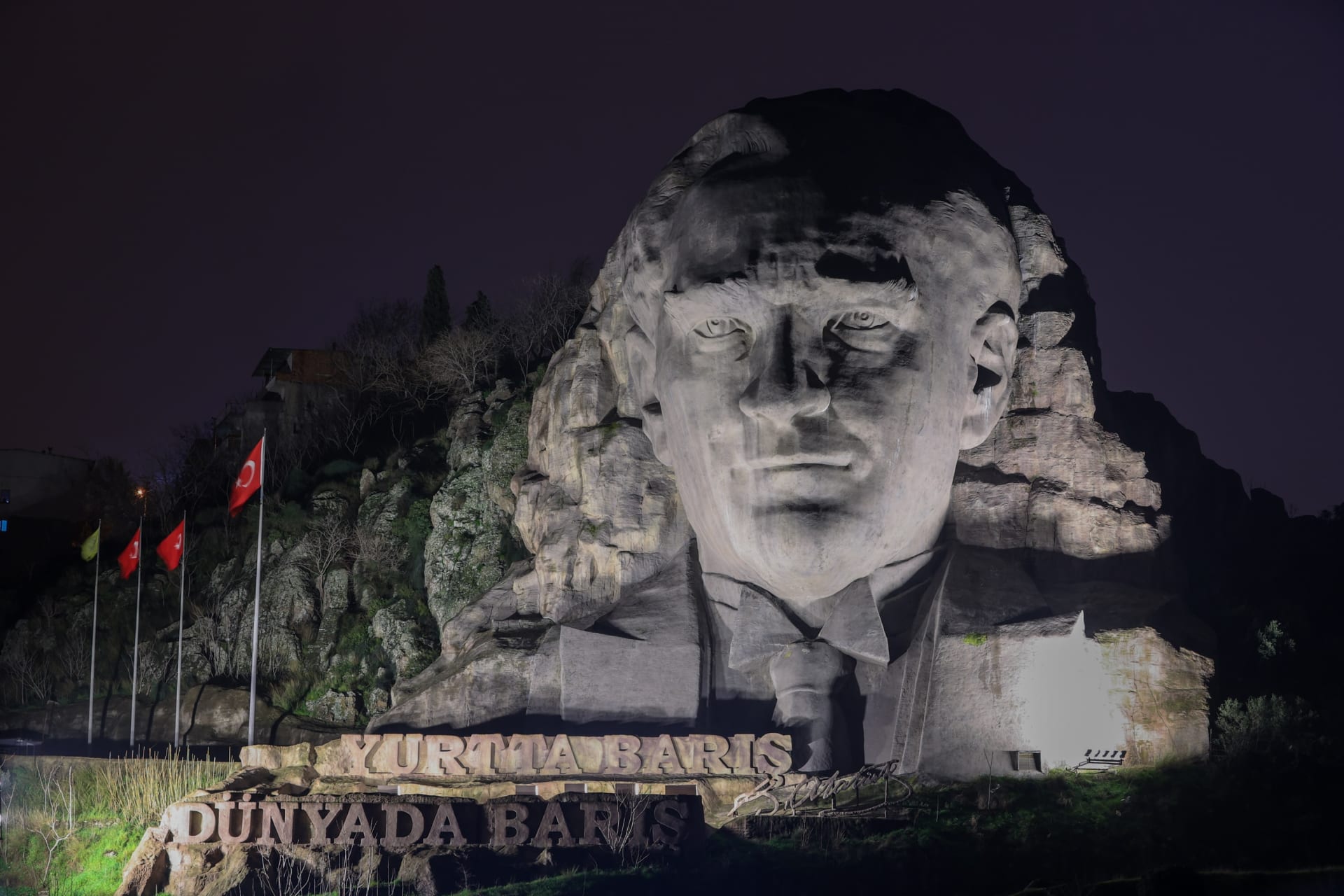 Atatürk Anıtı — İzmir gezilecek yerler