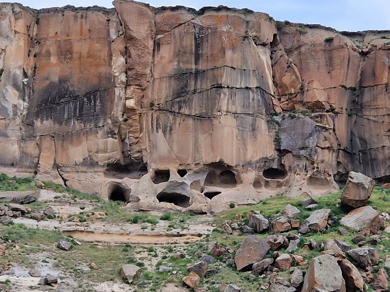 Meya Mağaraları — Ağrı tarihi yerler