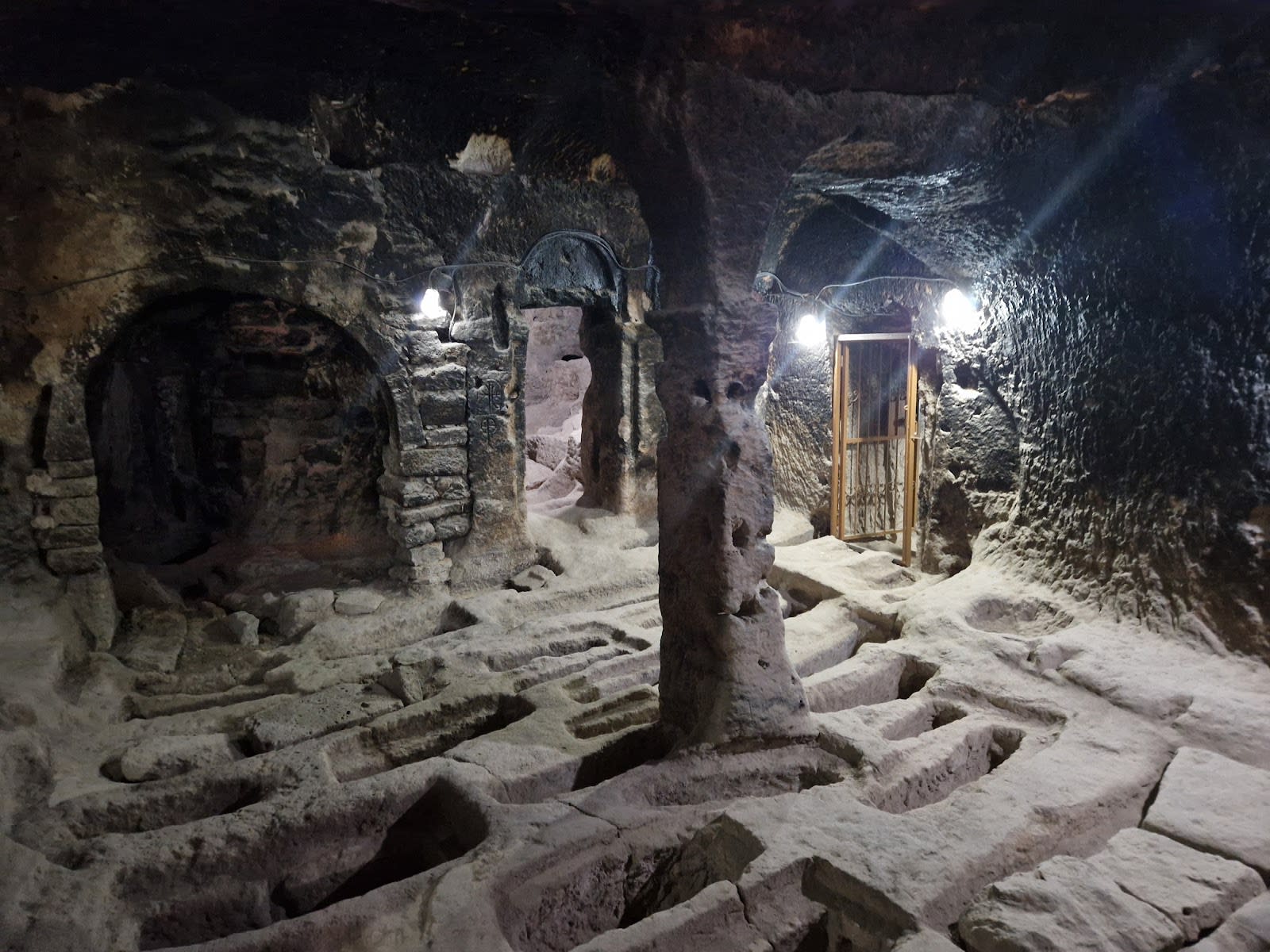 Saratlı Kırkgöz Yeraltı Şehri — Aksaray tarihi yerler