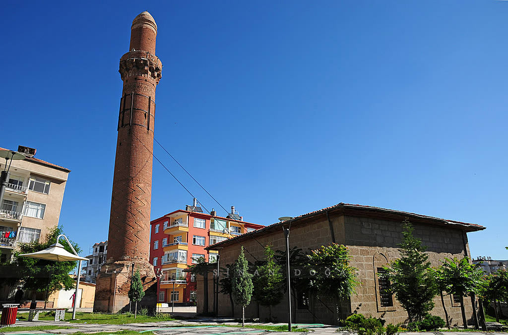 Kızıl Minare Cami — Aksaray kültürel ve dini yapılar