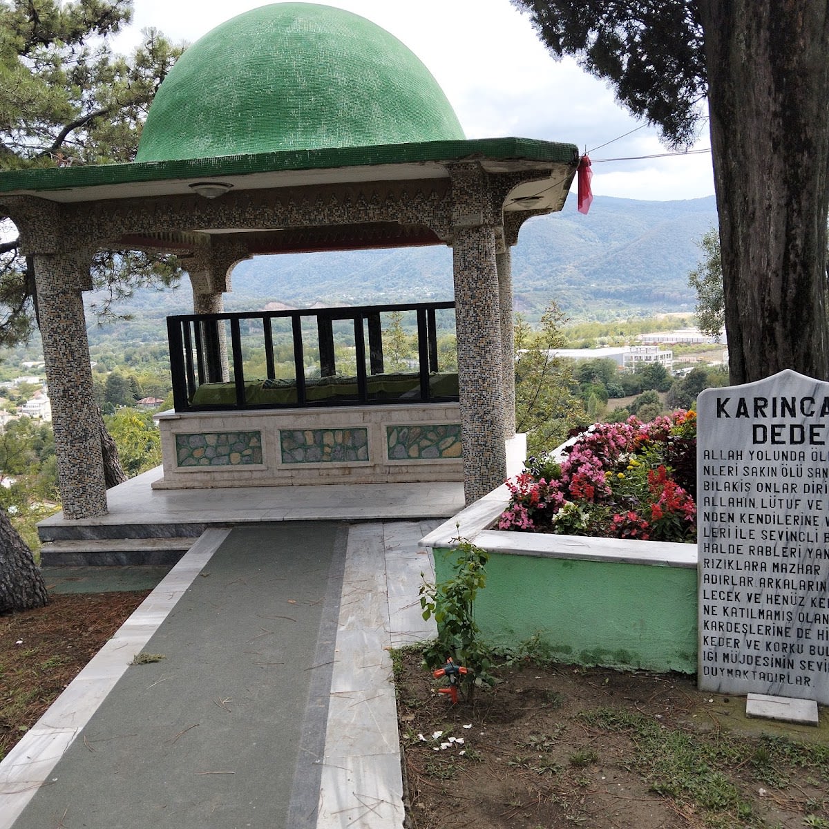 Karıncalı Dede Türbesi — Sakarya kültürel ve dini yapılar