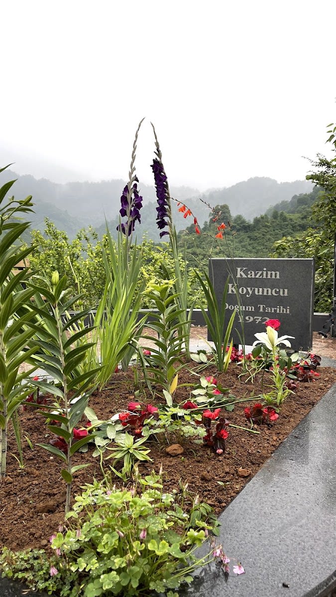 Kazım Koyuncu Anıt Mezarı — Artvin kültürel ve dini yapılar
