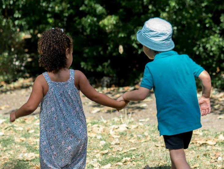fulham-palace-children-running-holding-hands